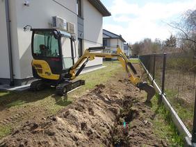 Wykop pod instalacje elektryczną w ogrodzie (2)
